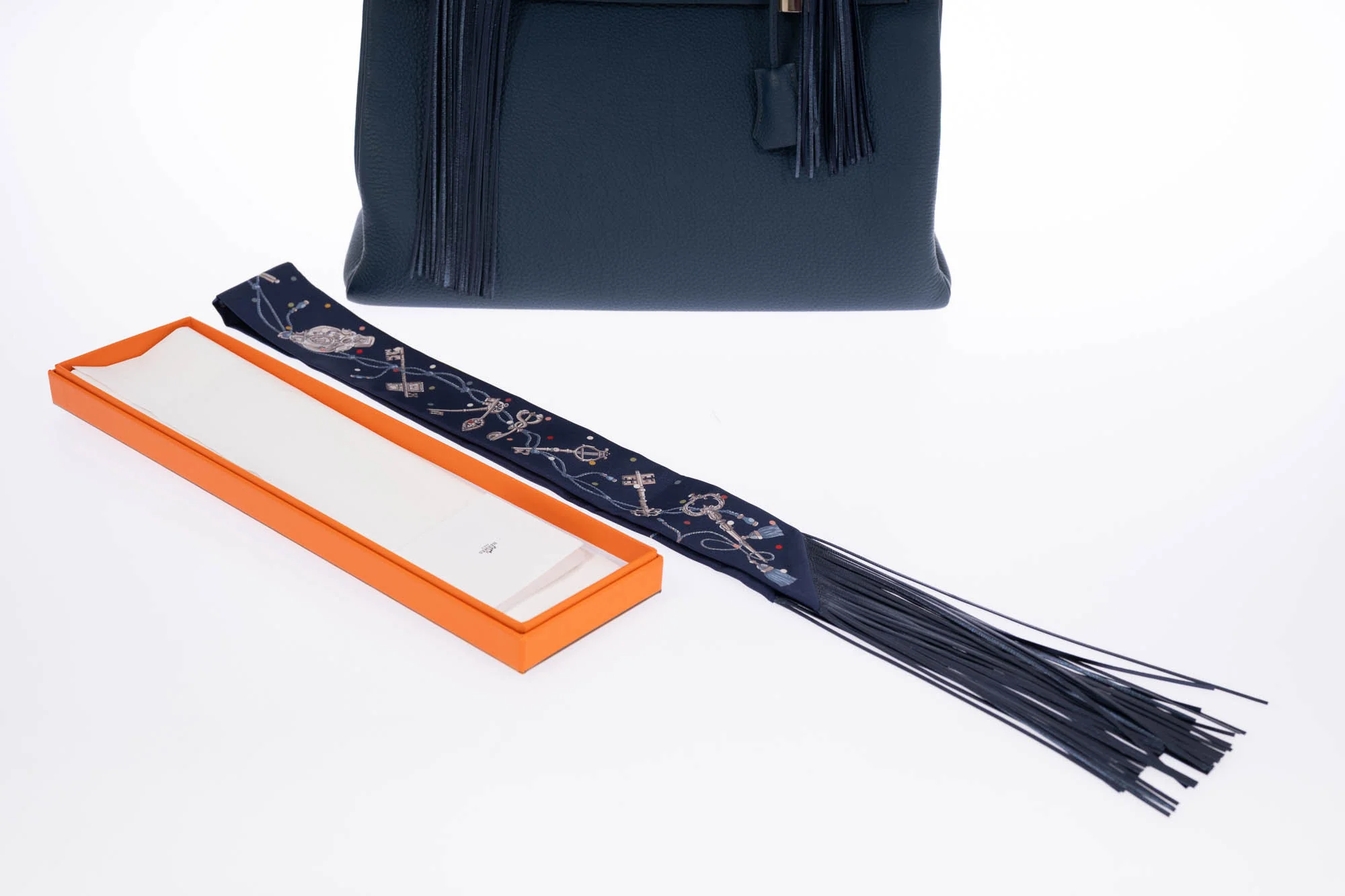 Hermès Les Clés à Pois Leather Fringes Twilly Bleu Marine/Gris Argent Silk