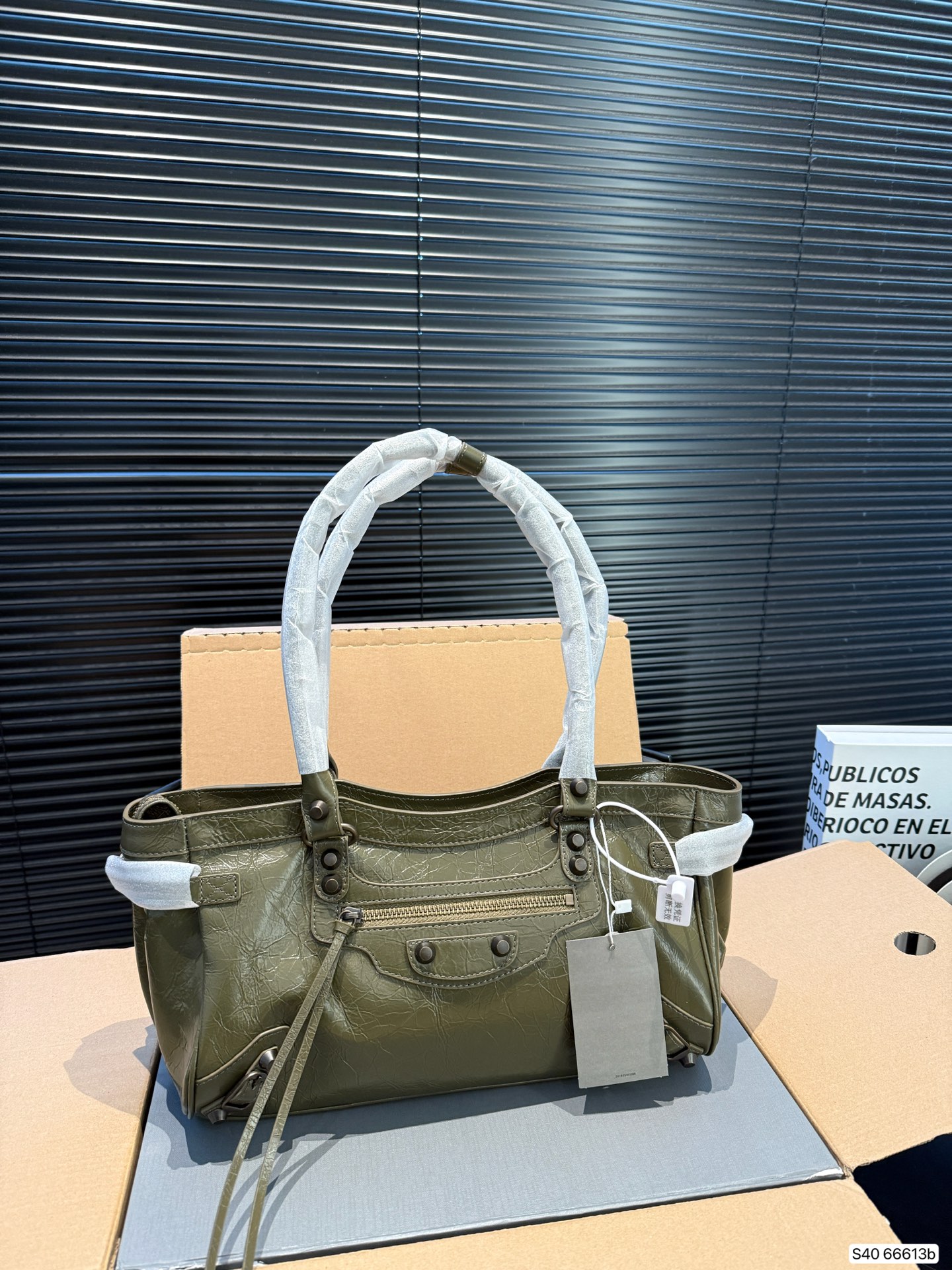 Balenciaga Cool Shoulder Bag - cnluxepick
