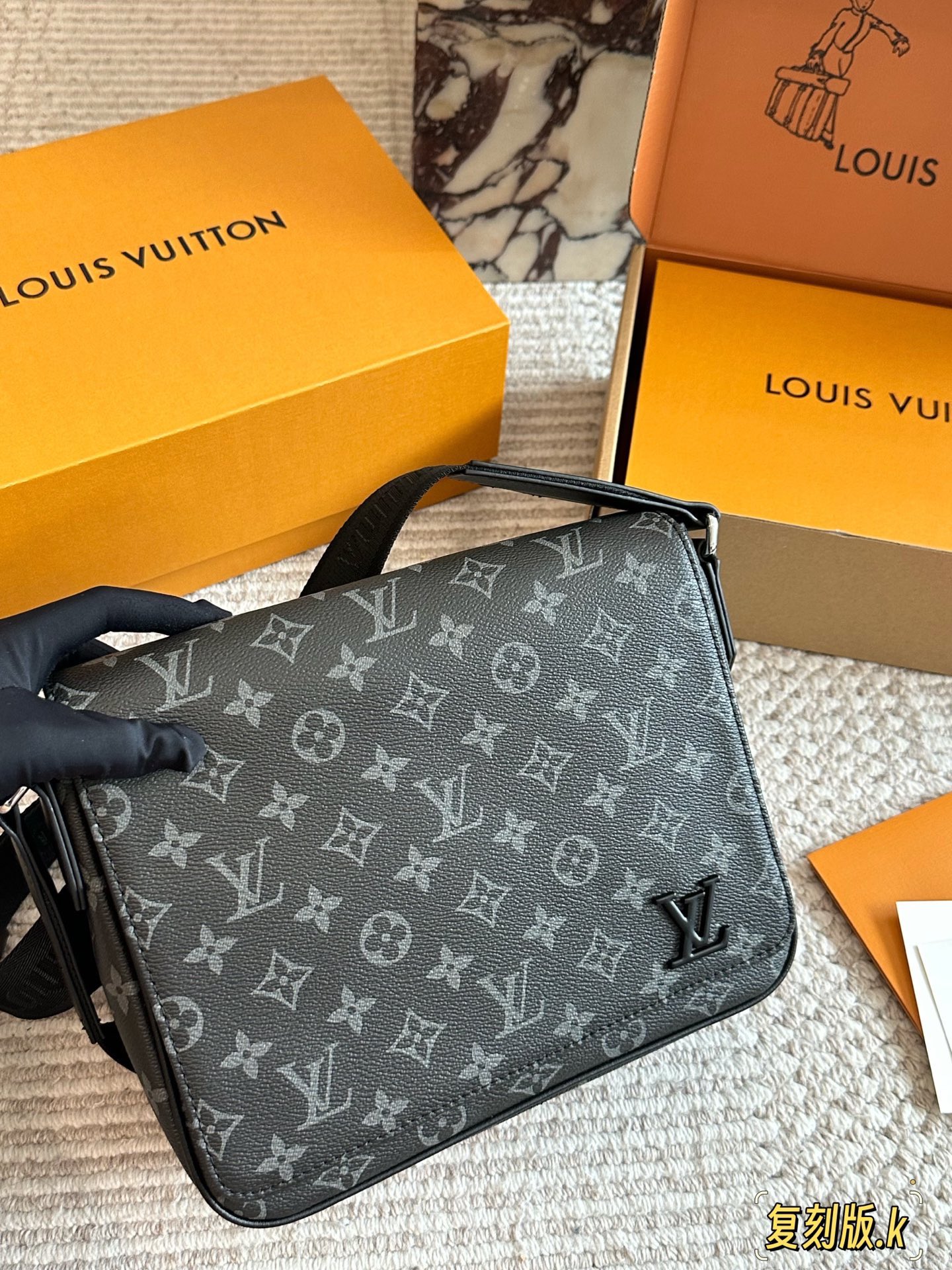 LV Black Men's Messenger Bag - cnluxepick