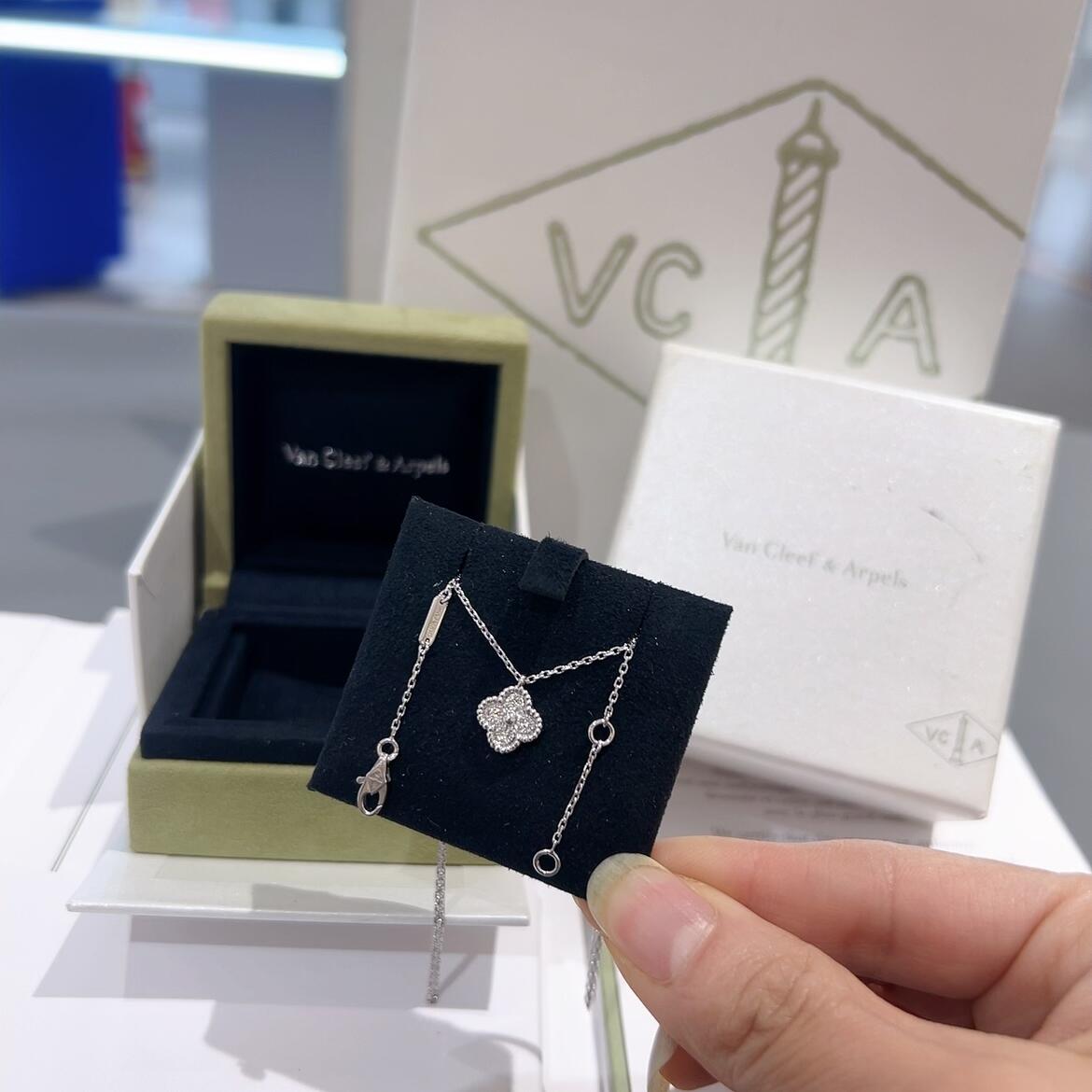 Van Cleef & Arpels Mini Four-Leaf Clover Diamond Solitaire Necklace - cnluxepick