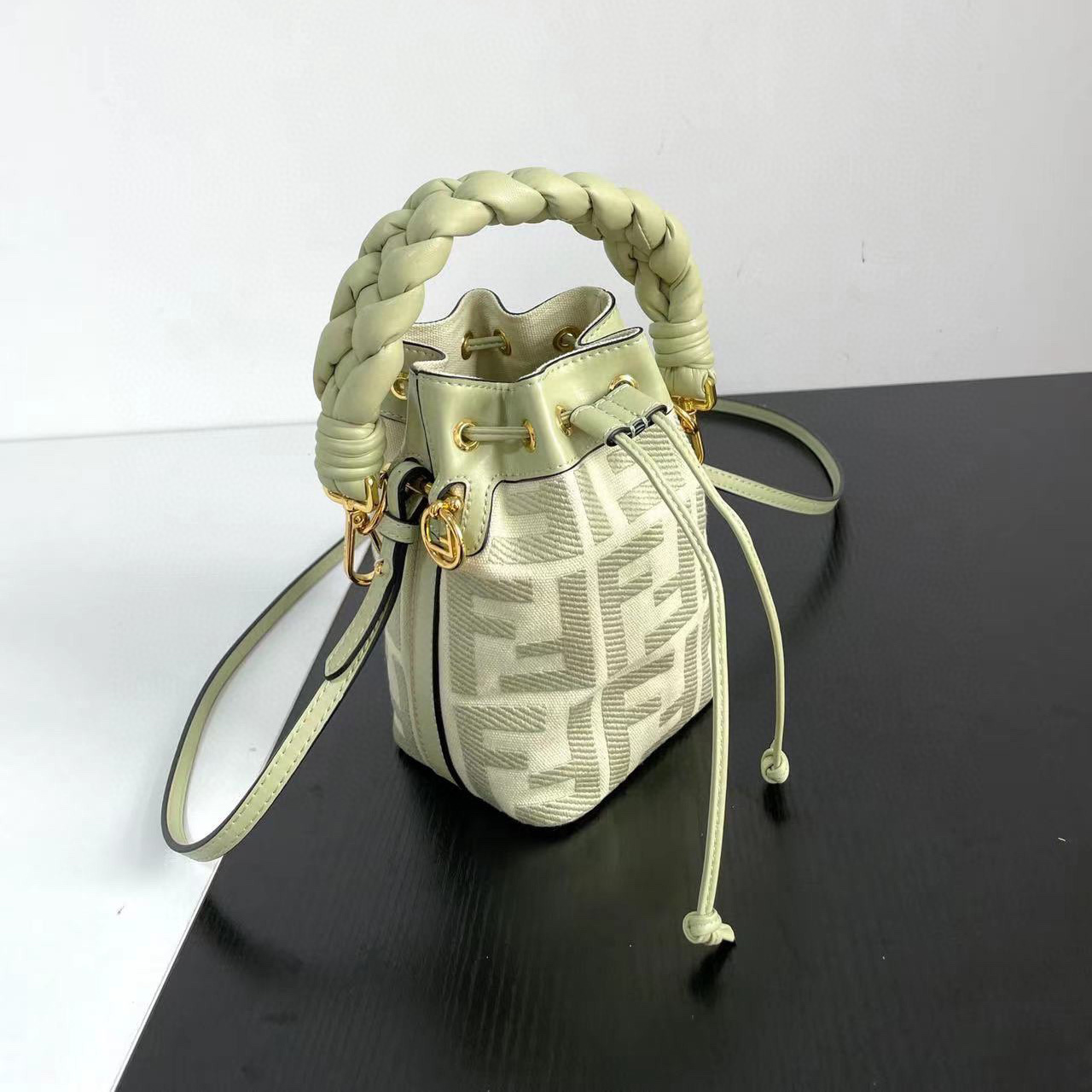 Fendi version bucket crossbody shoulder bag - cnluxepick