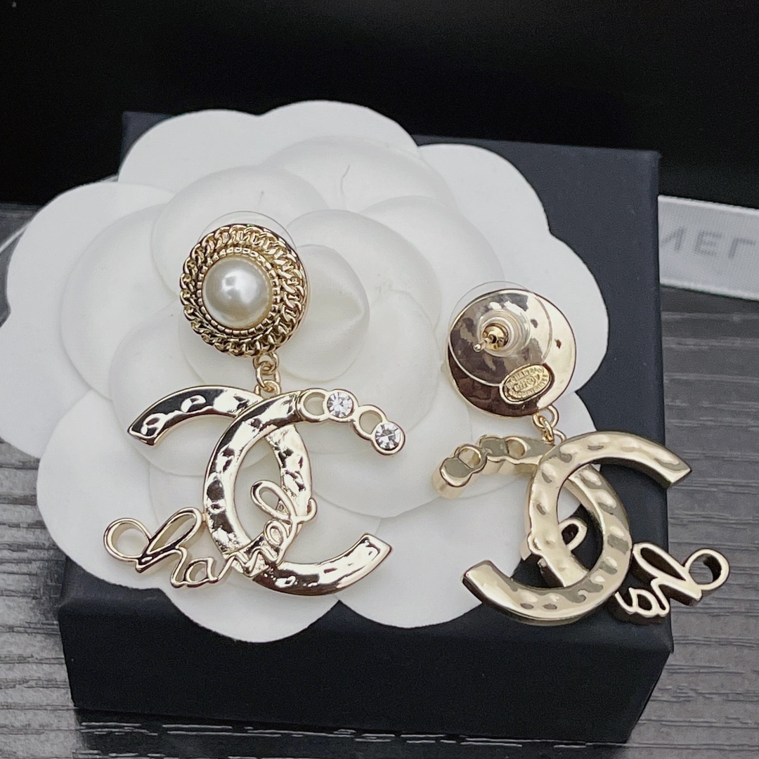 Chanel Earrings With White Pearls And Gold Metal