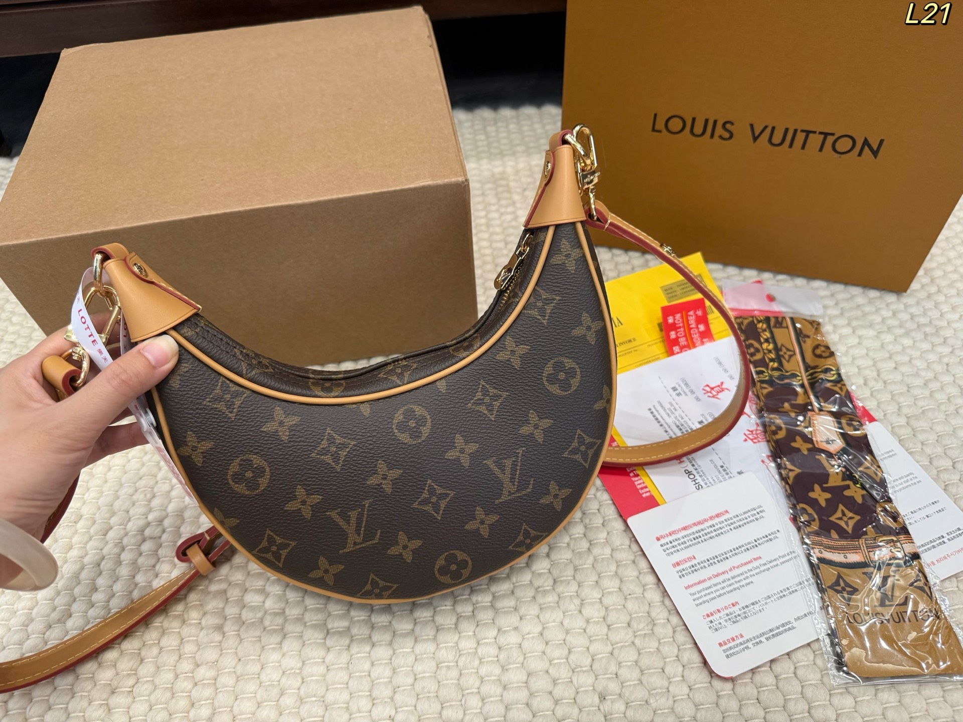 LV Underarm Bag   Crescent Bag - cnluxepick
