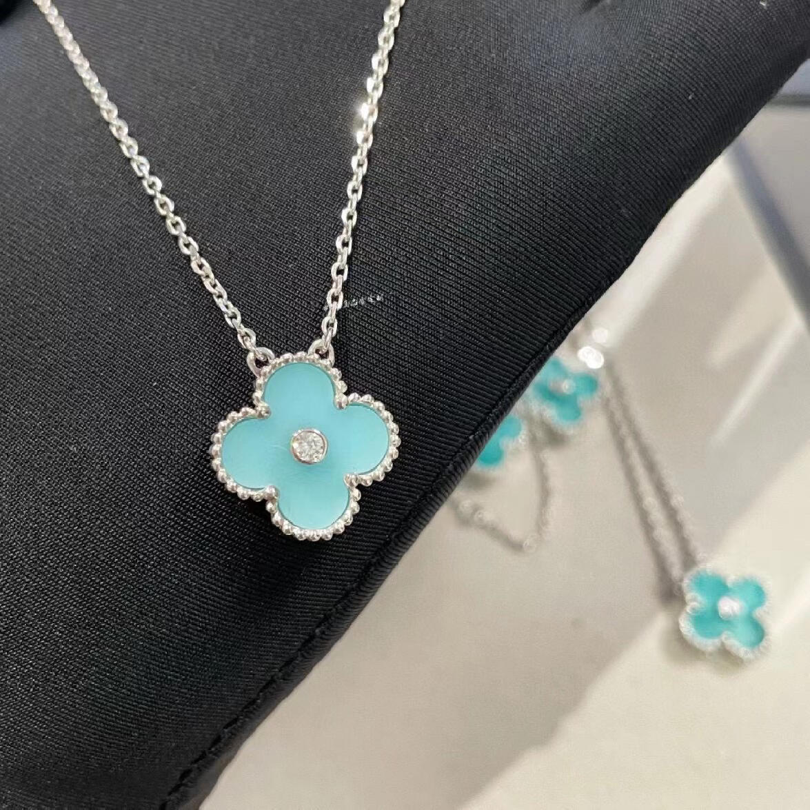 Van Cleef & Arpels white gold Christmas blue ceramic four-leaf clover single flower necklace - cnluxepick