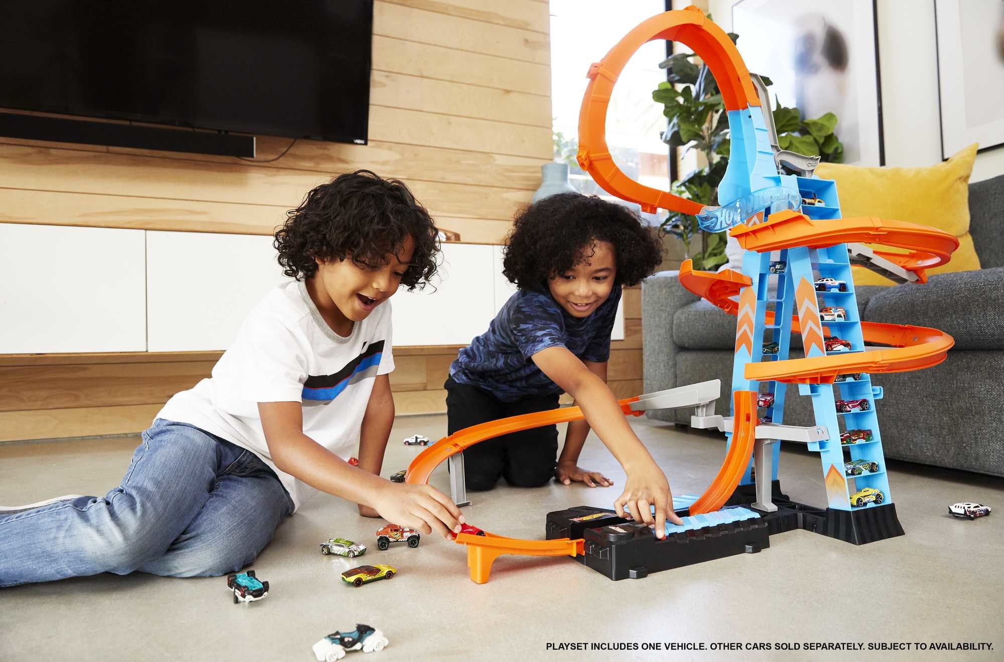 Hot Wheels Sky Crash Tower Motorized Track Set with Car, Stores 20+ 1:64 Scale Cars