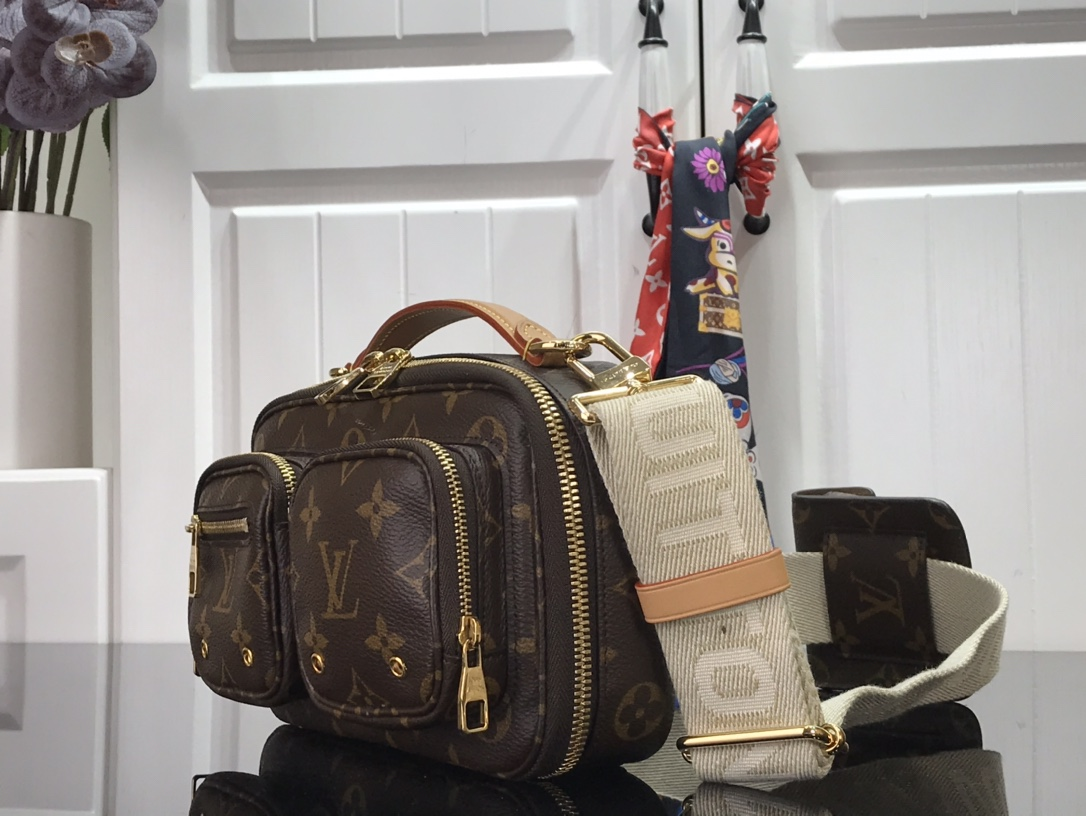 Louis Vuitton Utility Cross-Body Bag 18 Cm