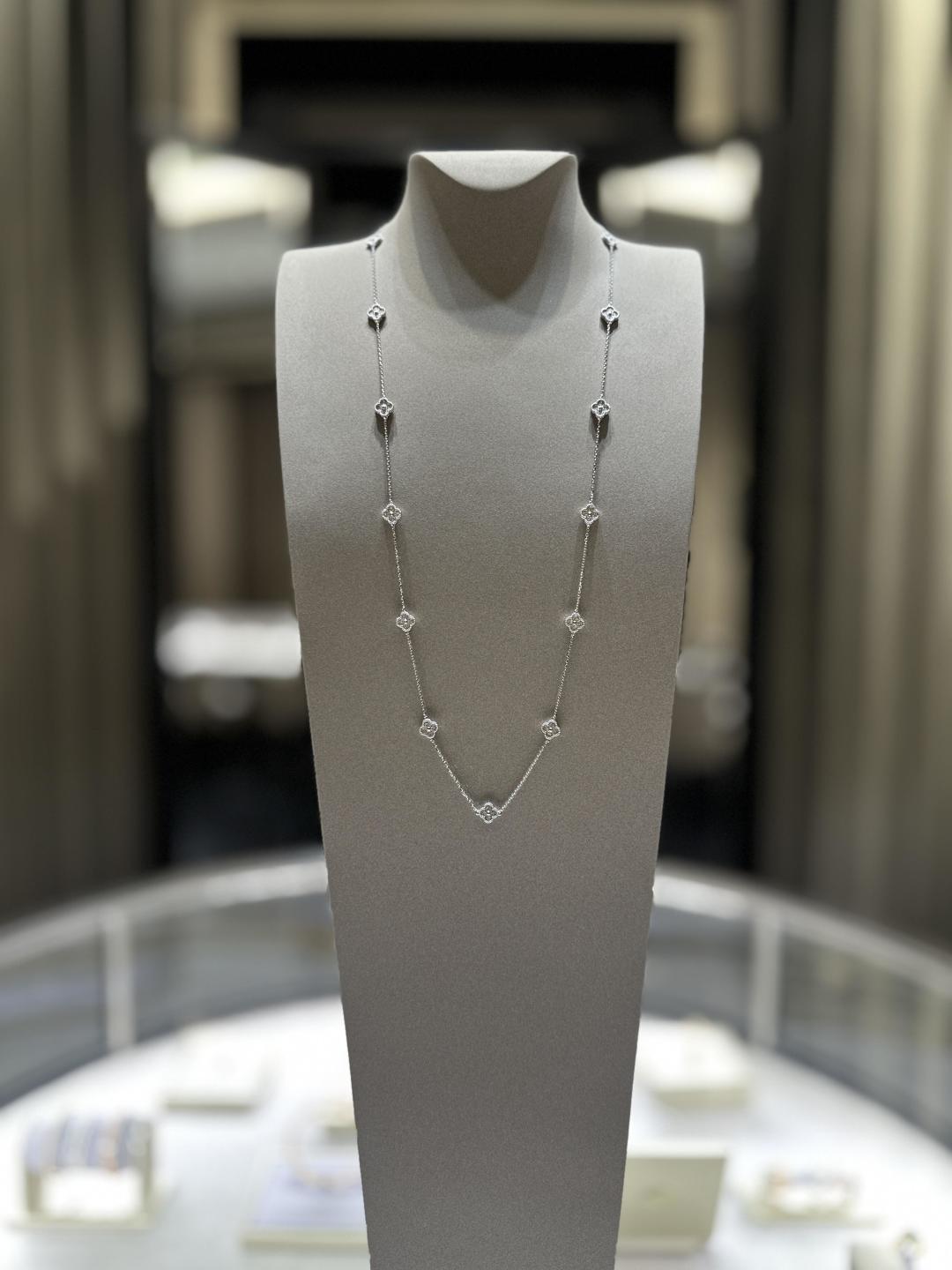 Van Cleef & Arpels white gold 16 flower mini diamond necklace - cnluxepick