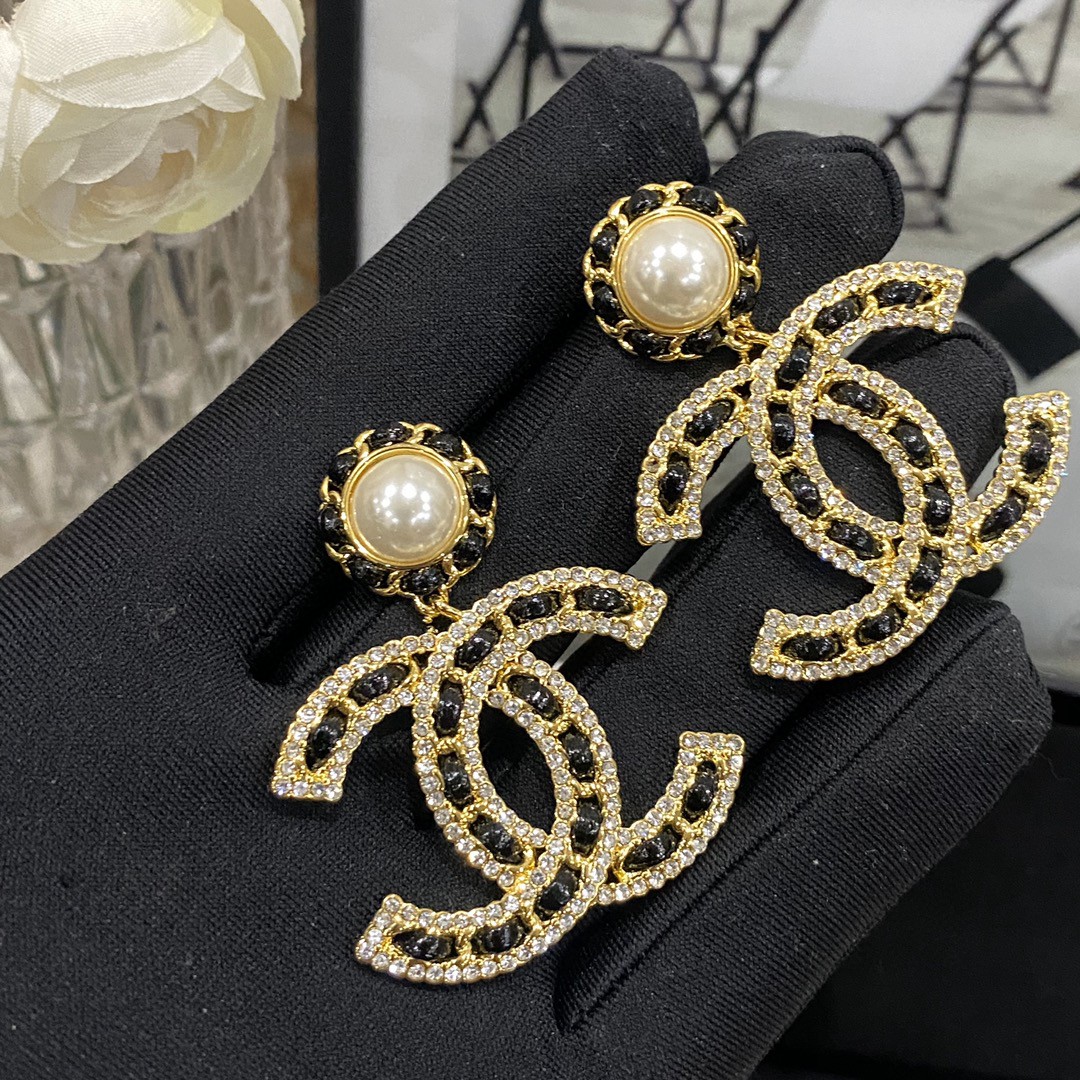 Chanel logo pearl earrings - cnluxepick