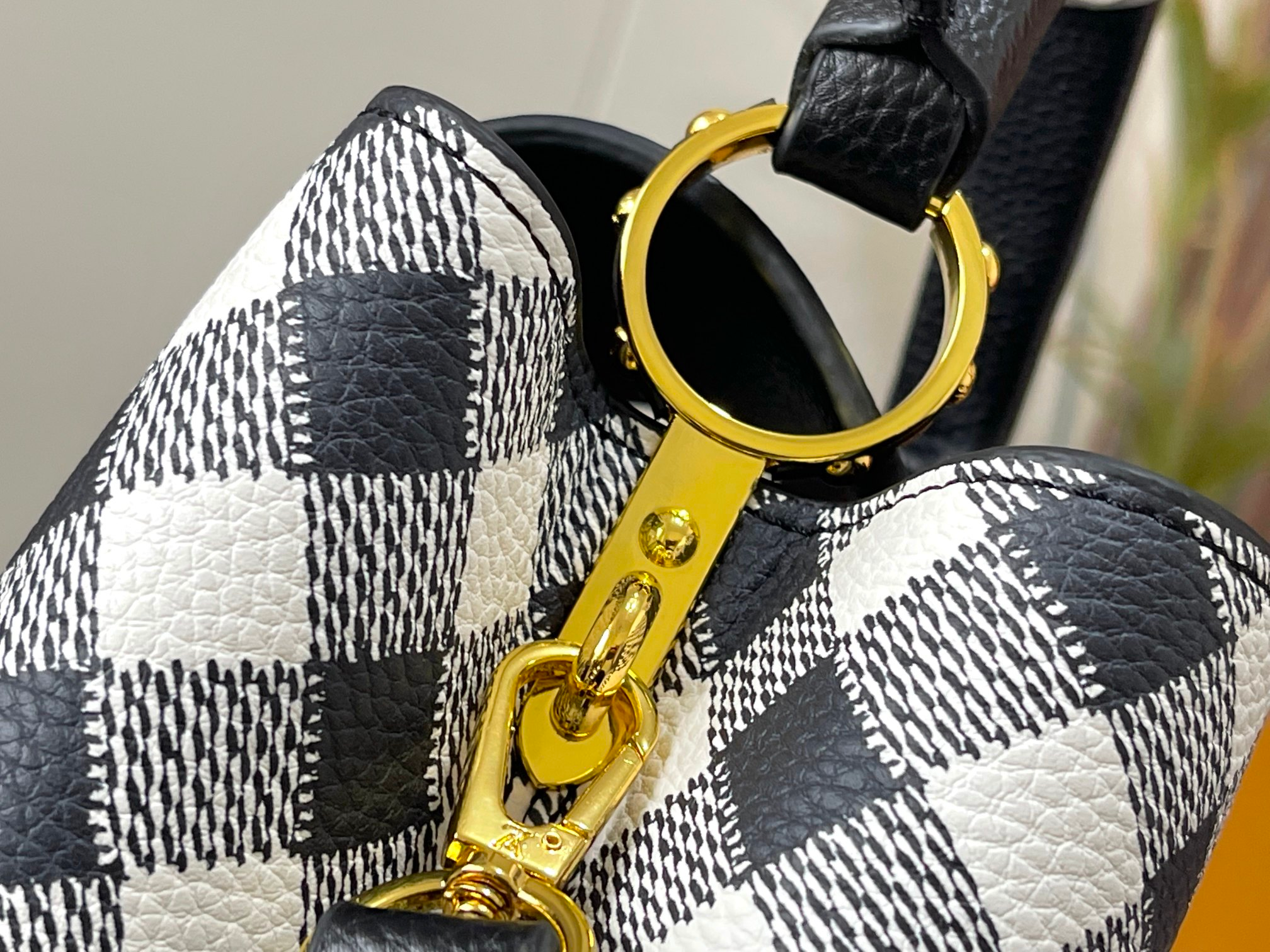 Louis Vuitton Capucines Black 27Cm M20716