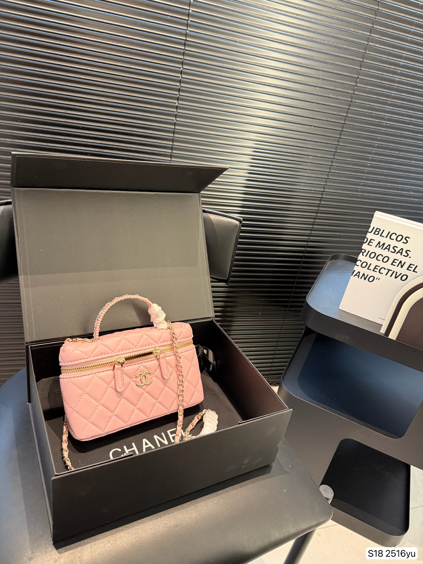 Chanel hand-held cosmetic bag - cnluxepick
