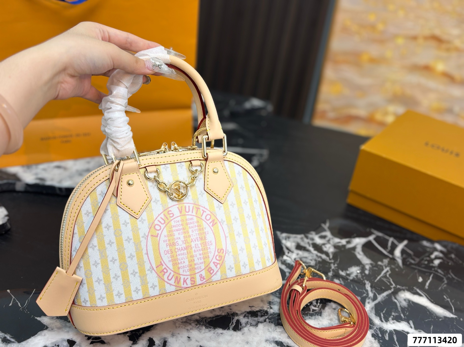 LV badge shell bag - cnluxepick