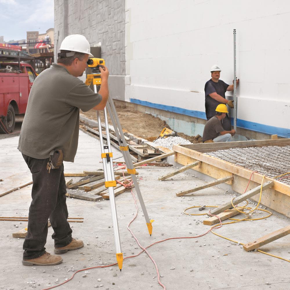 DEWALT 26x Magnification Auto Level Package