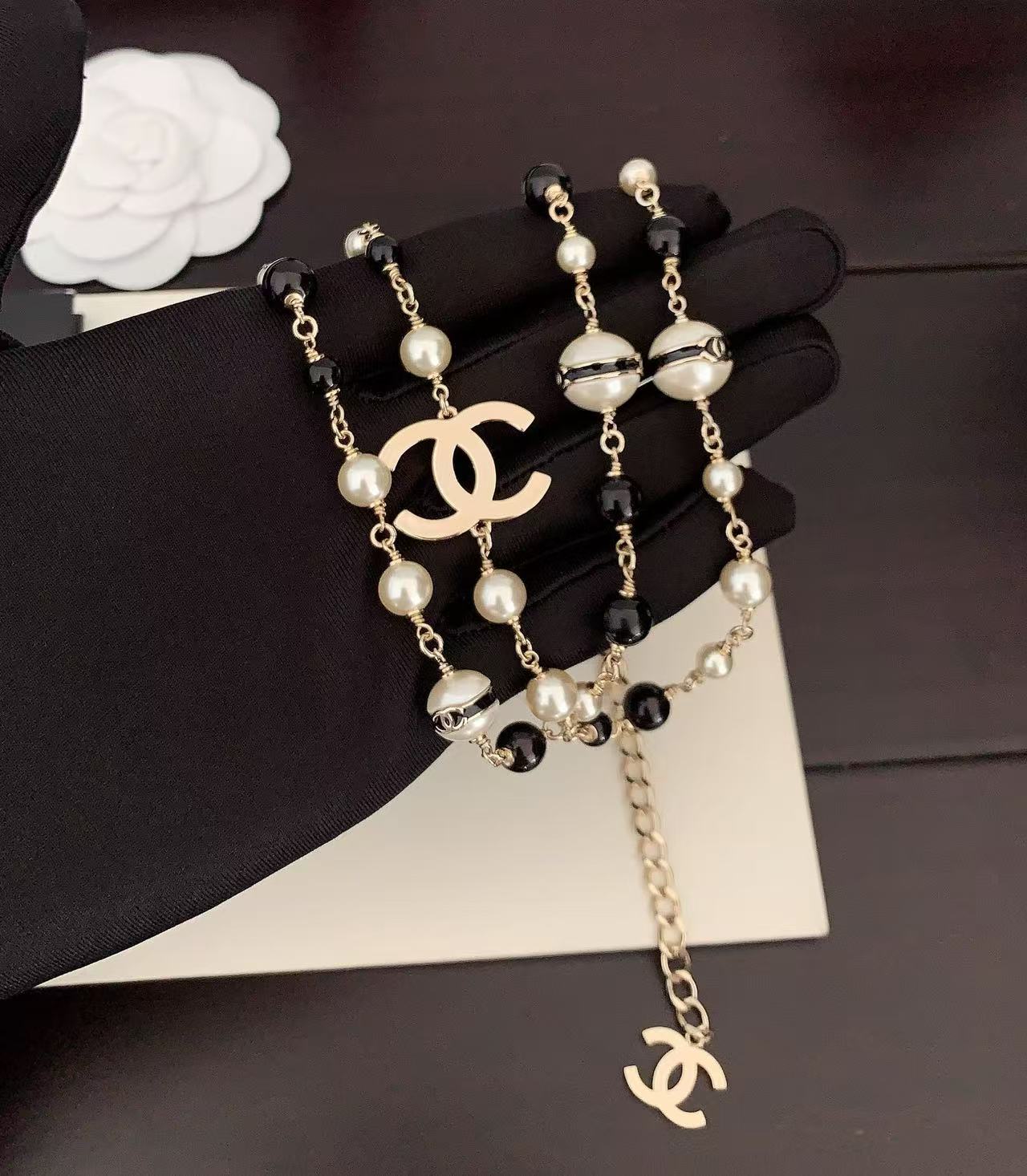 Chanel black and white pearl necklace - cnluxepick