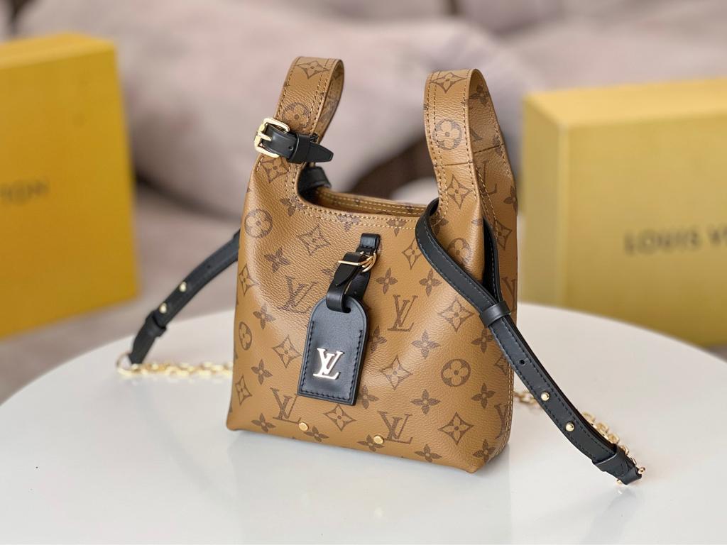 Louis Vuitton Atlantis BB in Gold 17cm/6.7in
