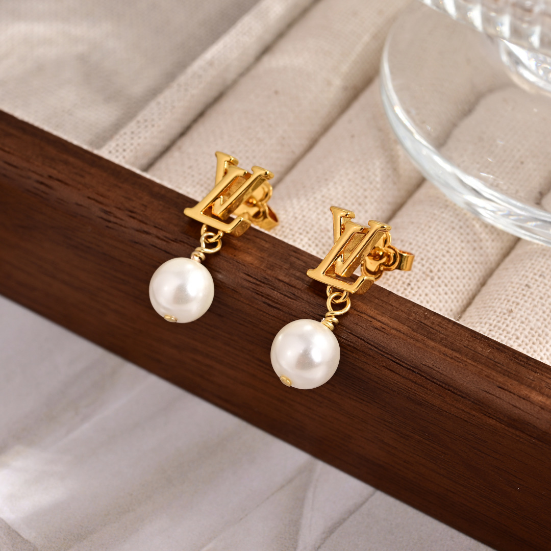 LV Pearl Letter Earrings - cnluxepick
