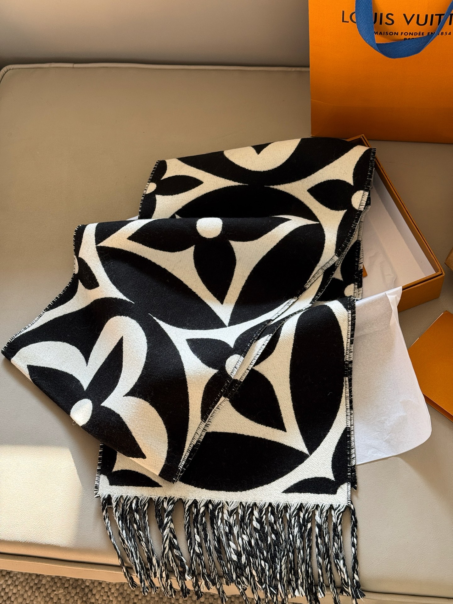 LV black and white scarf - cnluxepick