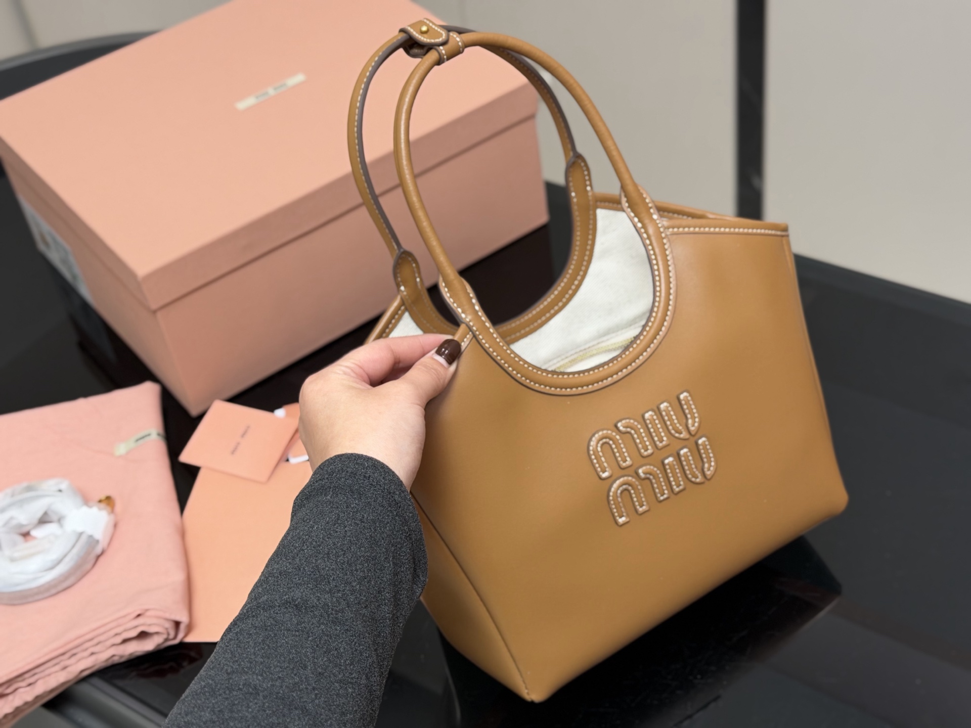 Miu Miu's new tote bag - cnluxepick