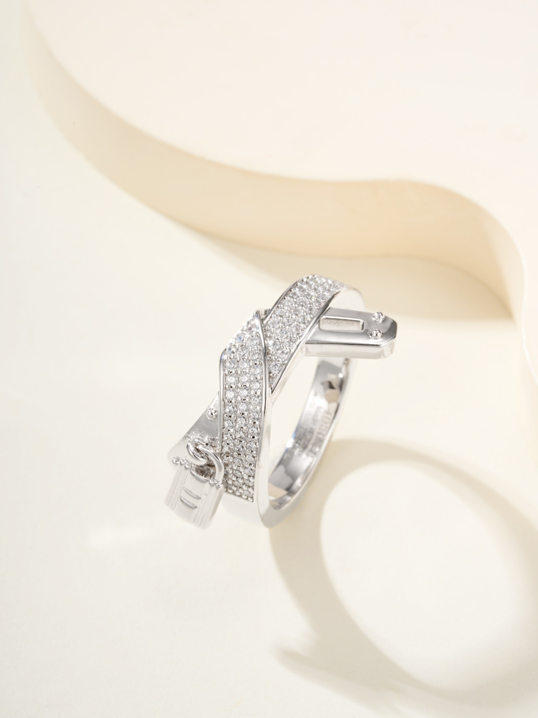 Kelly Gavroche twisted knot diamond ring - cnluxepick