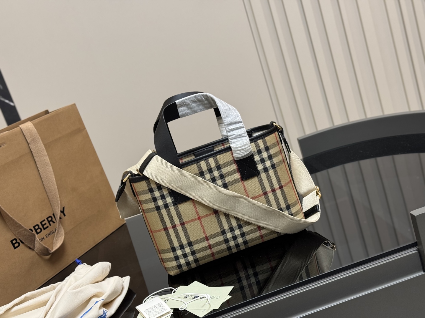 Burberry shopping bag - cnluxepick