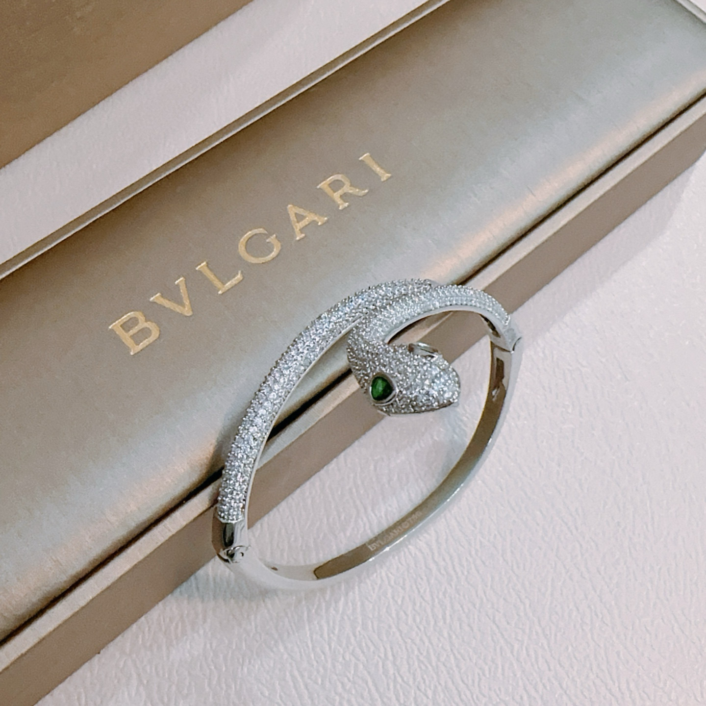 Bvlgari bracelet V gold material - cnluxepick