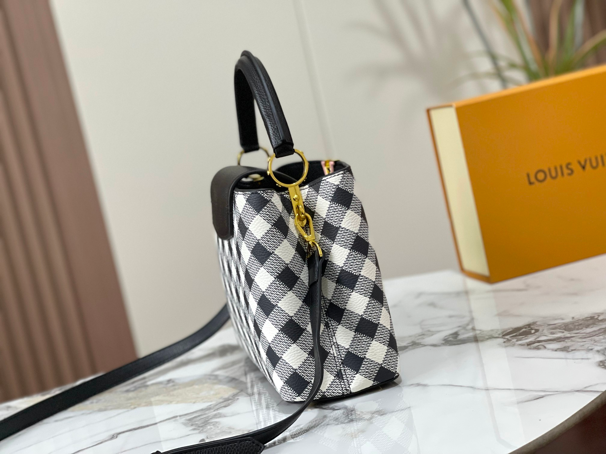Louis Vuitton Capucines Black 27Cm M20716