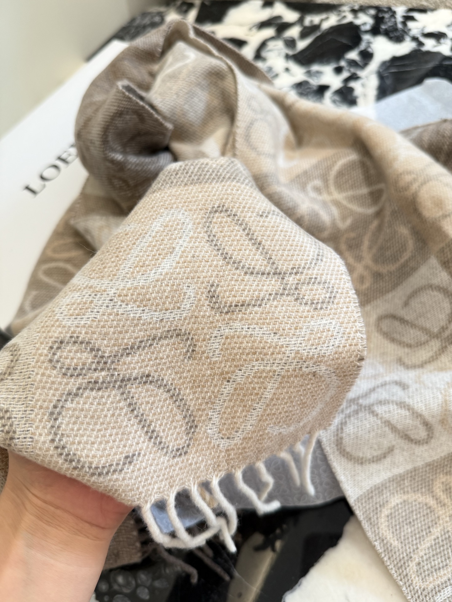 Loewe's stylish and versatile scarf - cnluxepick