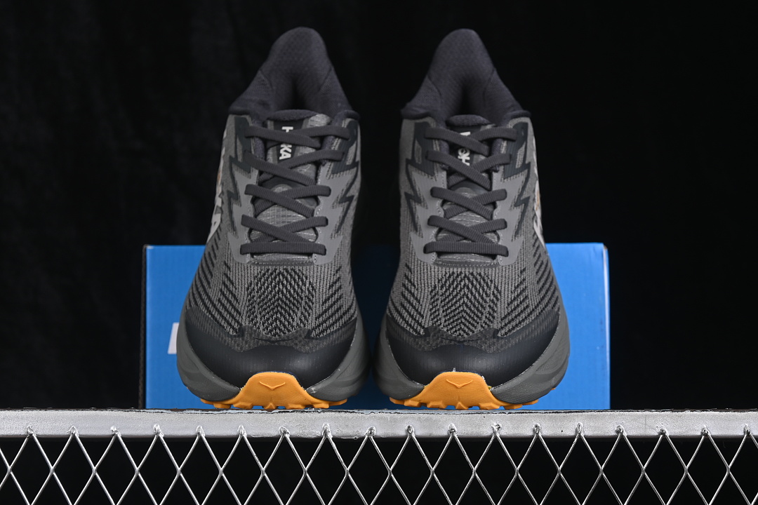 HOKA One One Challenger 8 GTX