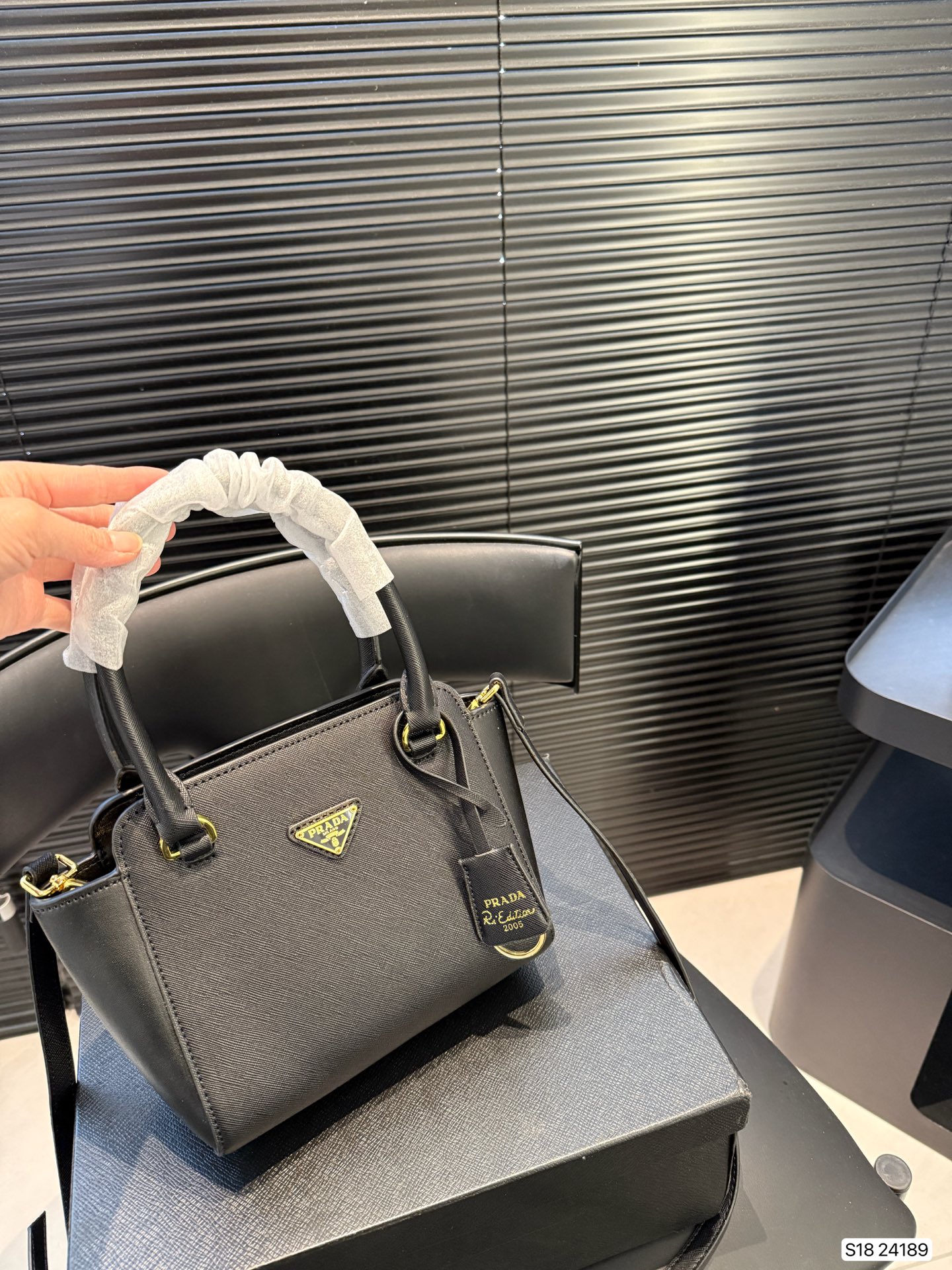 Prada handbags are fashionable and versatile - cnluxepick