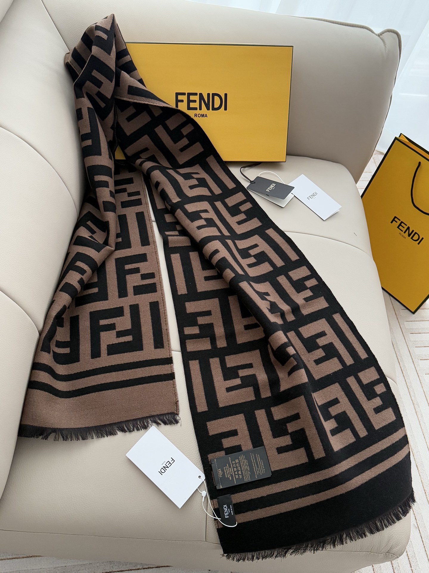 大人気Fendi マフラー フェンディ スーパーコピー 着用するだけで圧倒的オーラ！本当に万能な一枚気品☆