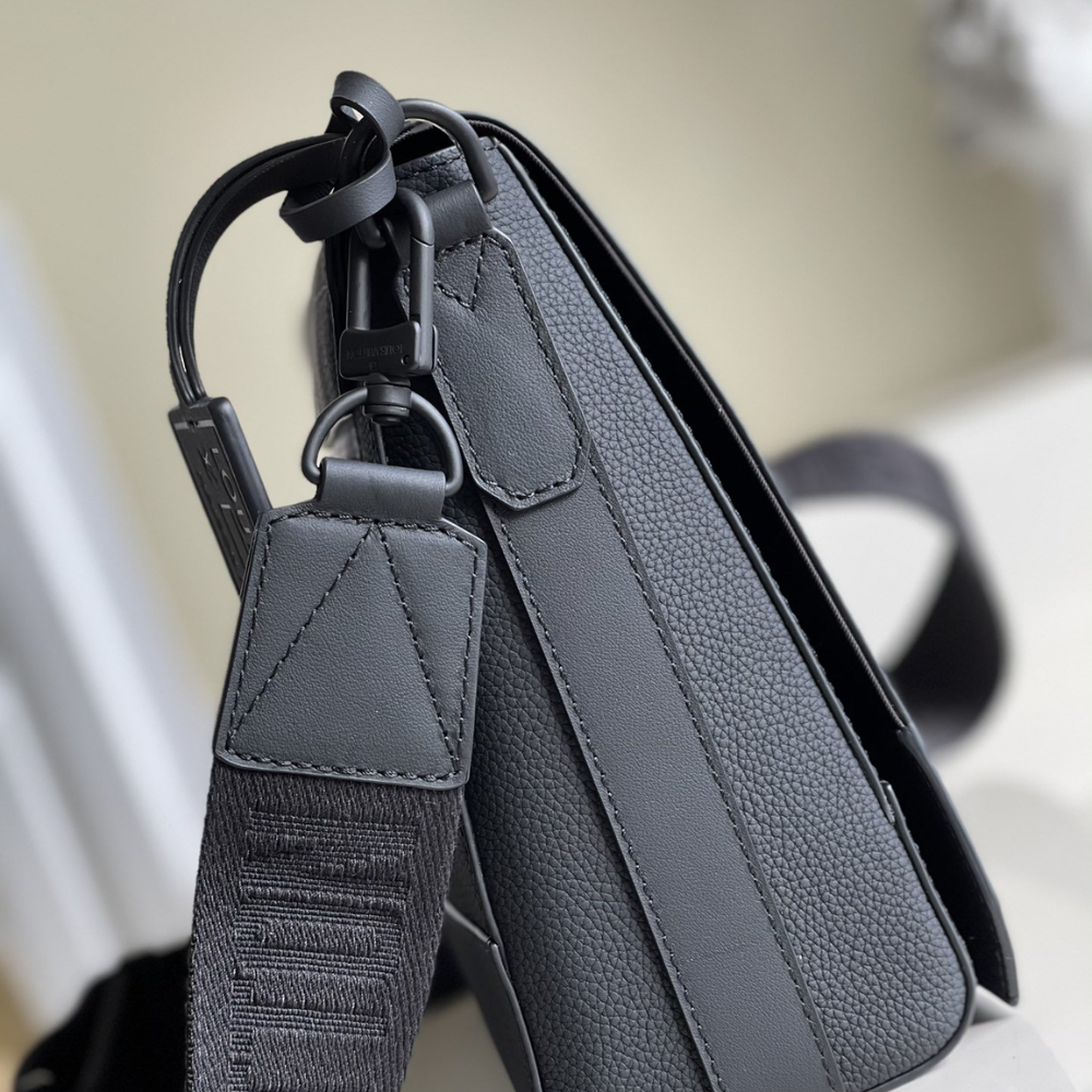 Louis Vuitton Messenger Grain Black 11 Inches M57080
