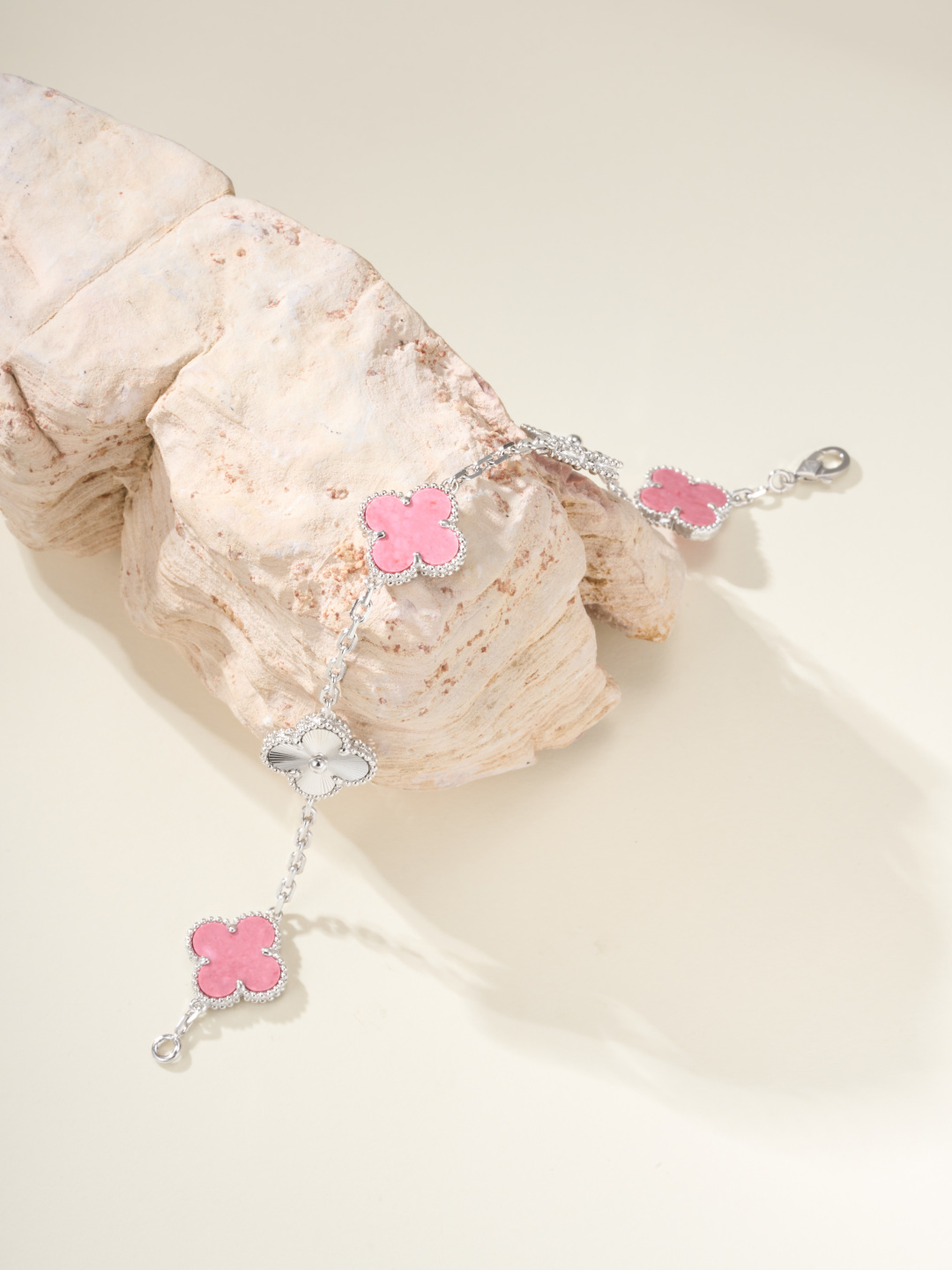 Van Cleef & Arpels carved rose stone five-flower bracelet - cnluxepick