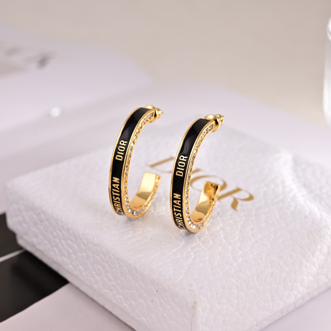 Dior's New Letter Earrings - cnluxepick