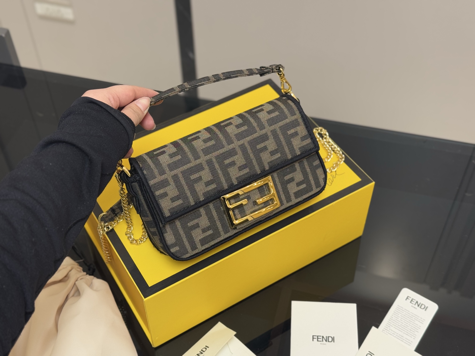 Fendi baguette bag classic fashion - cnluxepick