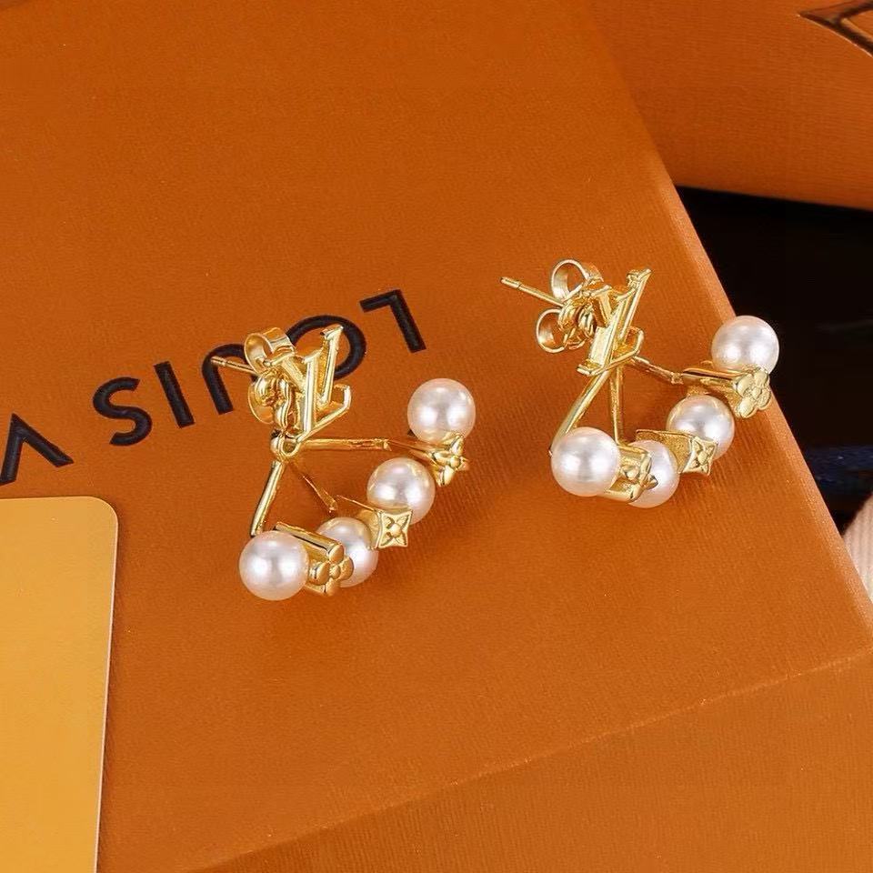 LV letter flower stud earrings - cnluxepick
