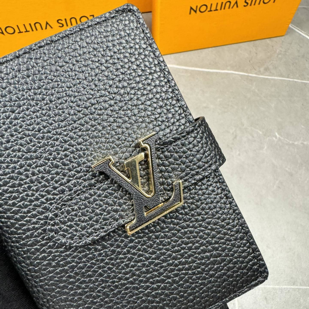 Louis Vuitton Vertical Compact Wallet Capucines Taurillon Black / Arizona Beige 3.5 Inches M82198