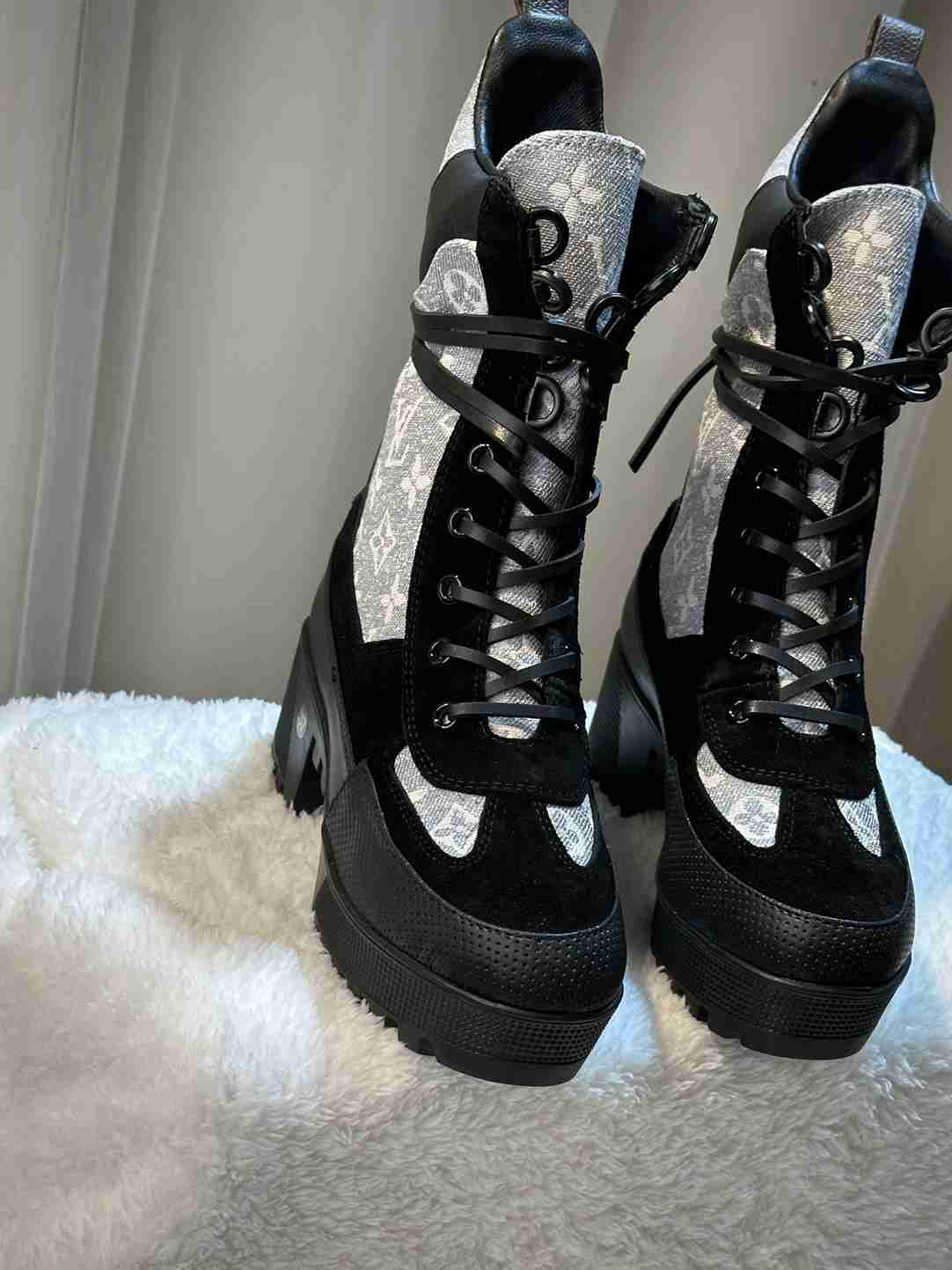 Louis Vuitton Laureate Platform Desert Boot Grey 1Ab2X9