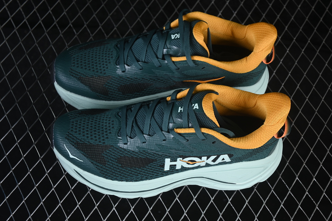 HOKA One One Challenger 8