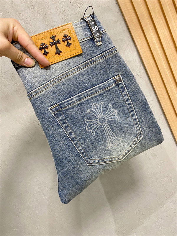 Chrome Hearts  年齢を感じさせないスリムシルエットクロムハーツ  メンズ  コピー  ！毎日履きたくなるファッショナブルジーンズ