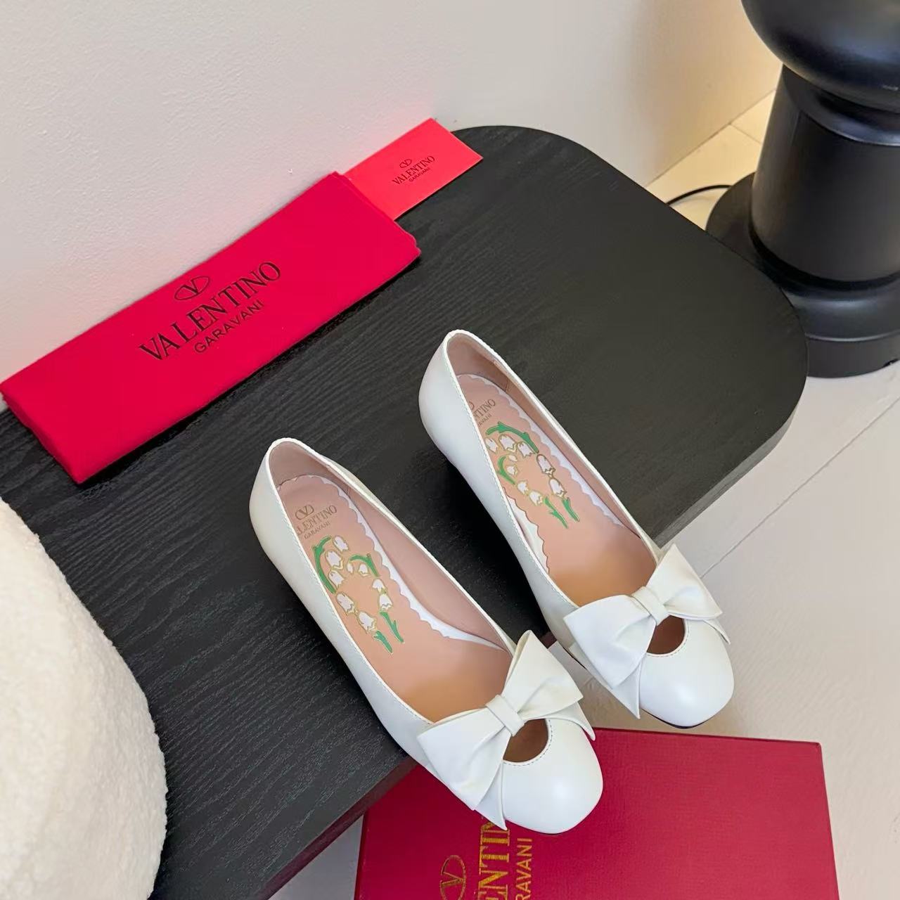 Valentino Early Spring Bow Shoes - cnluxepick