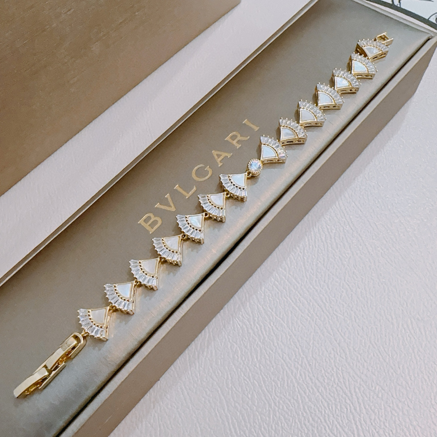 Bulgari bracelet V gold material - cnluxepick
