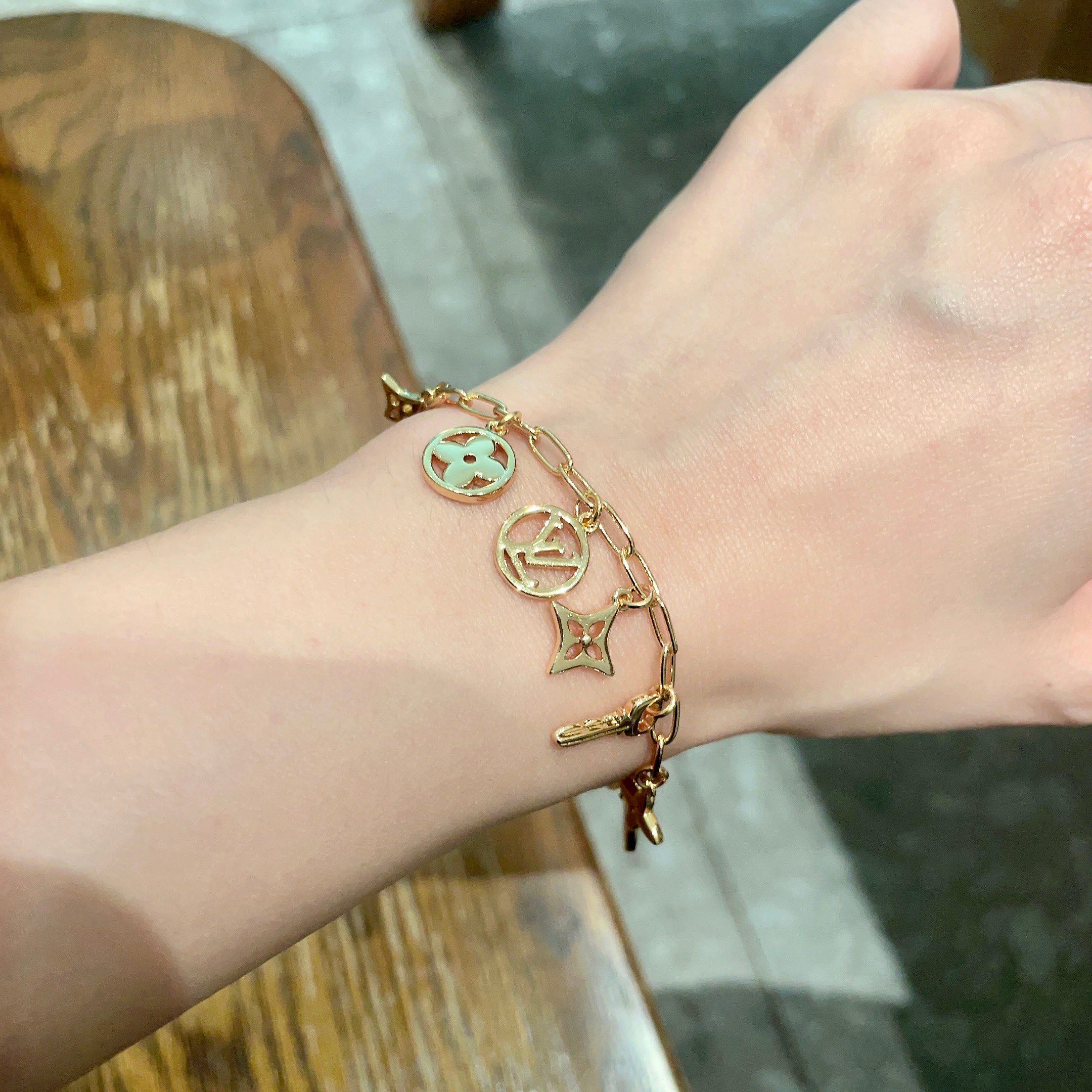 Louis Vuitton bracelet - cnluxepick