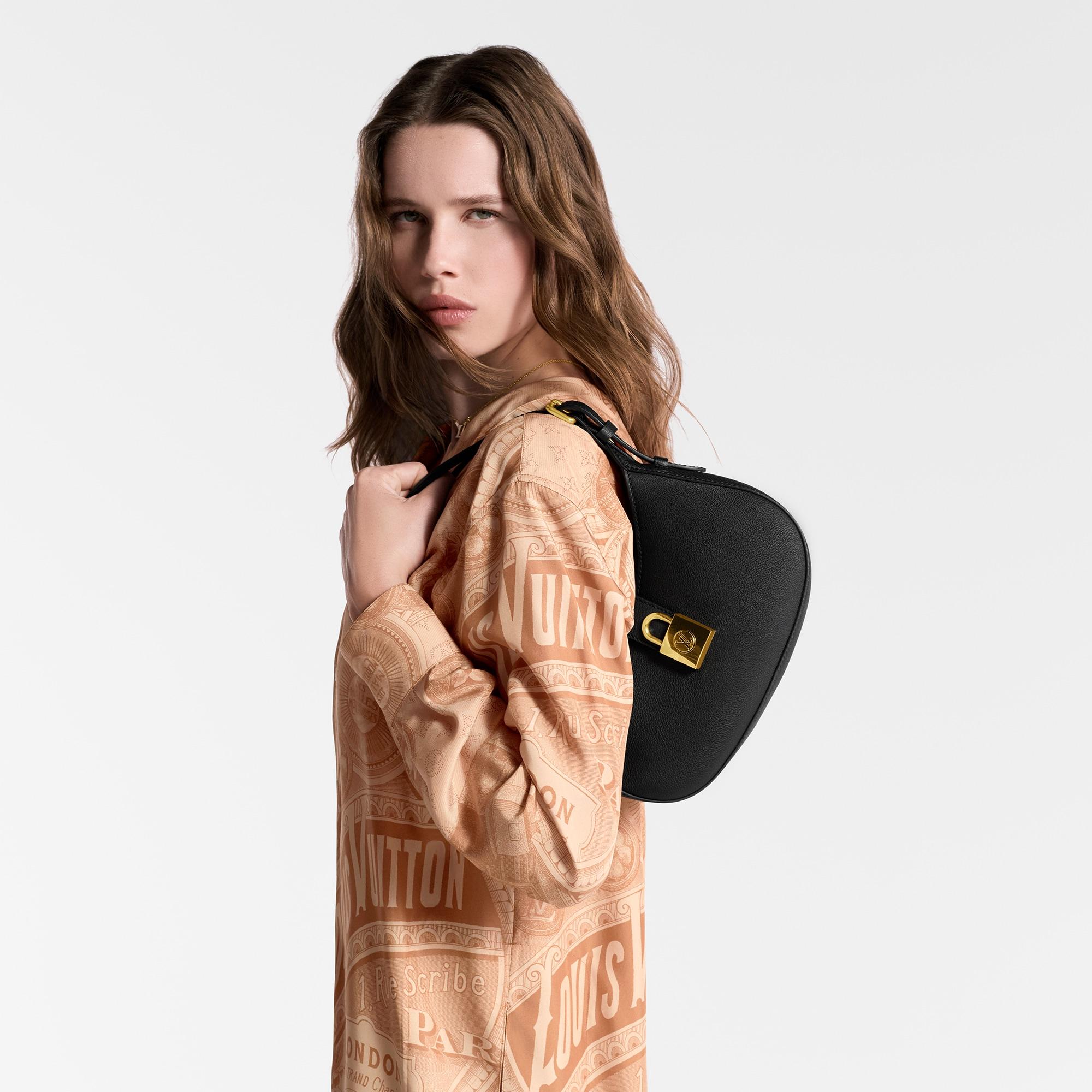 로우 키 숄더 백