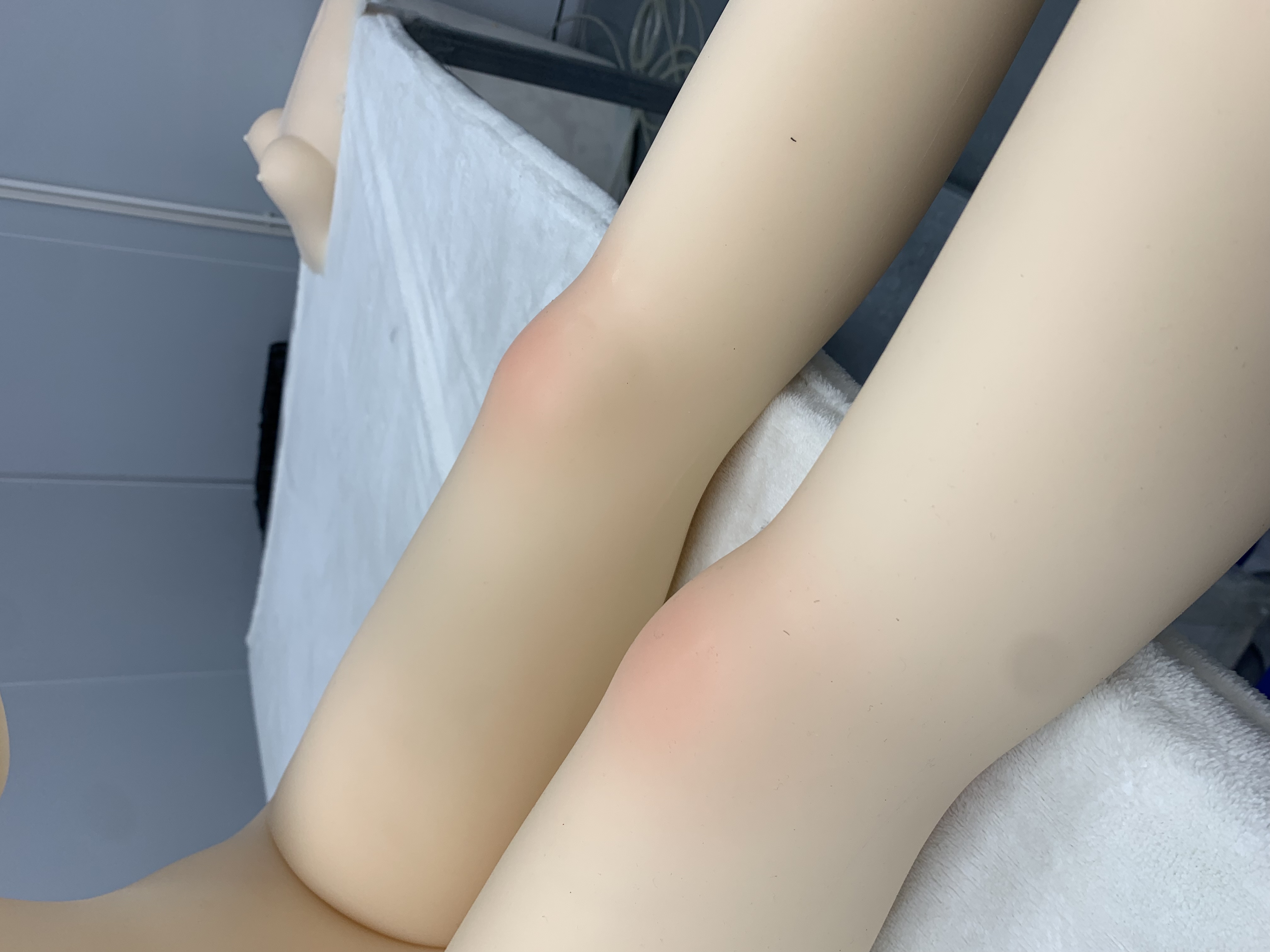 A02 135cm Slim Body Silicone Sexdoll Bulge on the Right Foot Cosmetic Blemish