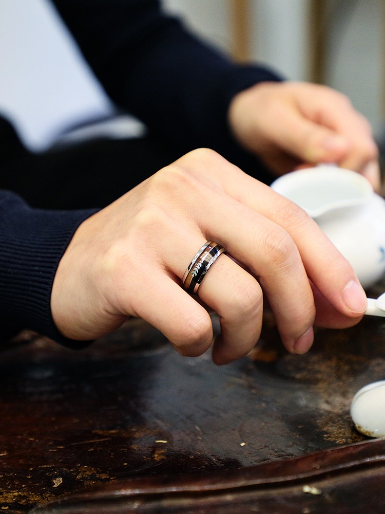 8mm Men's Ring Acacia Wood Punk Ring Bow and Arrow Tungsten Ring Atmospheric and Elegant Tungsten Acacia Wood Ring Hand-Inlaid Red Bean Wood Love at First Sight Design Scratch-Resistant and Wear-Resistant Men's Light Luxury Ring