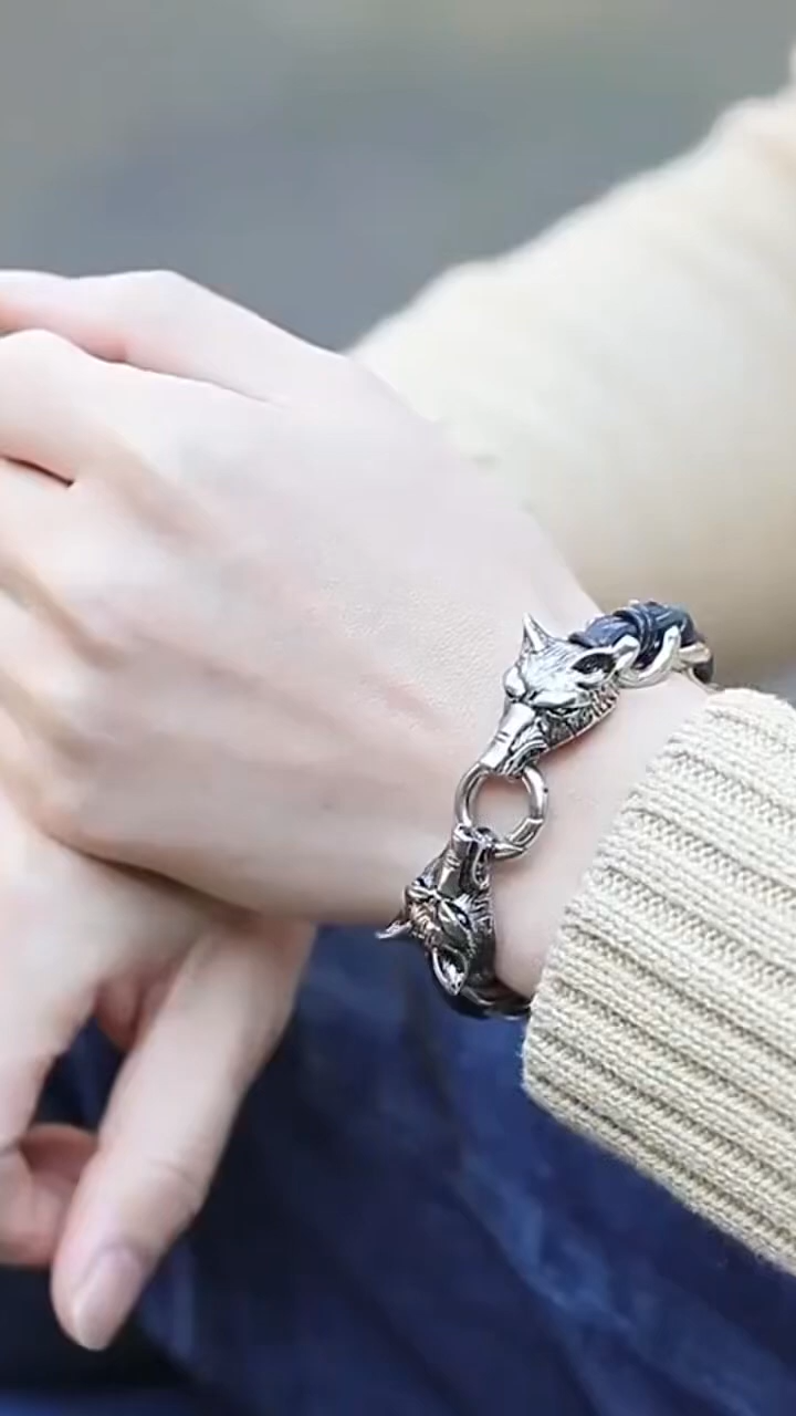 20cm Men's Bracelet Niche Design Titanium Steel Braided Jewelry Personality Simple Birthday Gift Men's Wolf Head Bracelet - First Layer of Cowhide Titanium Steel Material, Fashionable Motorcycle Style Personality Accessories