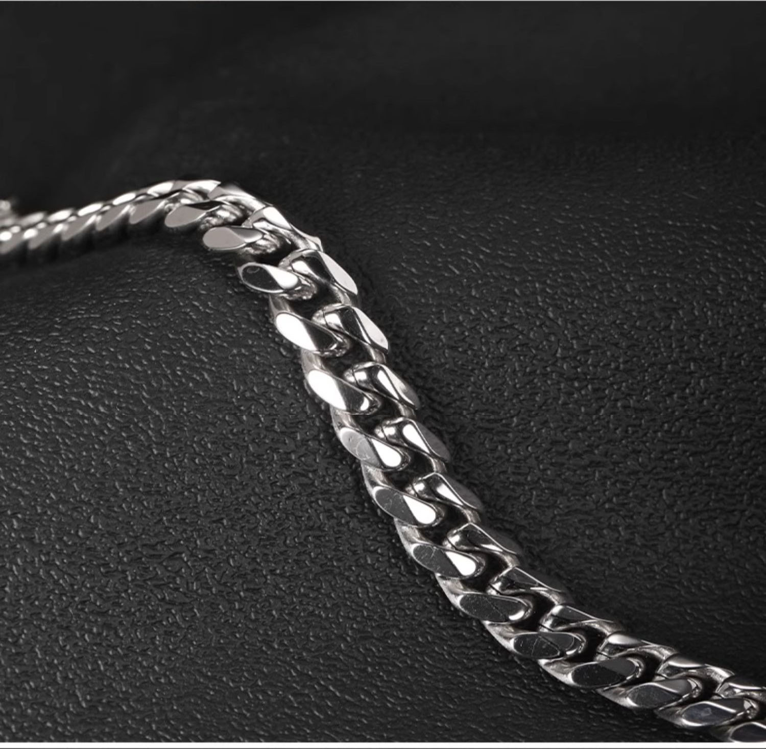 Men's Cuban Titanium Steel Bracelet Hip-hop European and American Trendy Men's Simple American Style Personality Fashion Shiny Bracelet Retro Fashion High Polished Durable Double-sided Butterfly Buckle