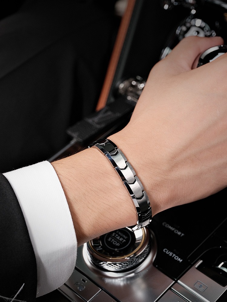 Men's Tungsten Bracelet Is Simple, Domineering, Fashionable, Business-oriented, Casual, Trendy, Single, High Hardness, Wear-resistant, Exquisite Craftsmanship, Retro and Fashionable, A Good Gift for Boyfriend
