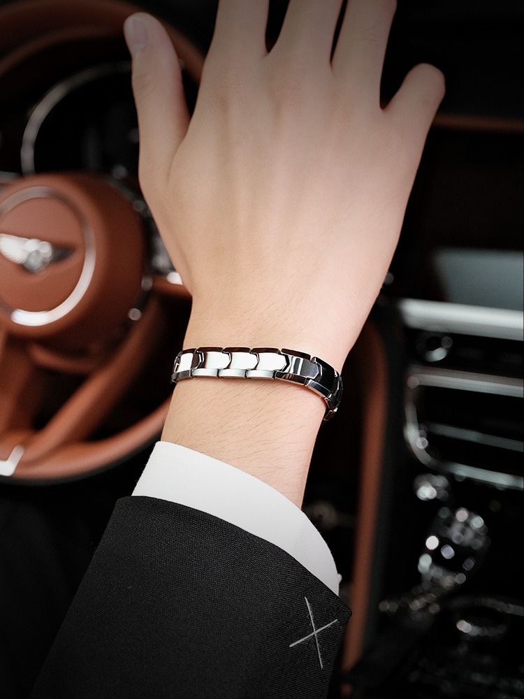 Men's Tungsten Bracelet Is Simple, Domineering, Fashionable, Business-oriented, Casual, Trendy, Single, High Hardness, Wear-resistant, Exquisite Craftsmanship, Retro and Fashionable, A Good Gift for Boyfriend