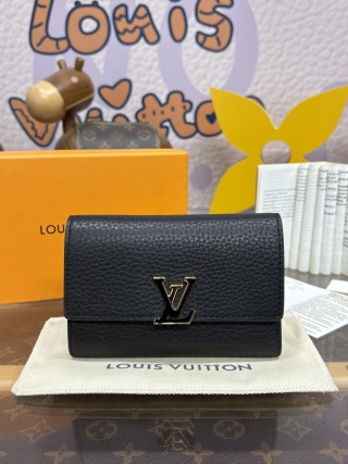 1212-Capucines Compact Wallet – Black