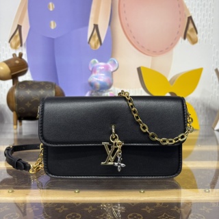 1241-Bloom Wallet On Chain – Black Calf Leather